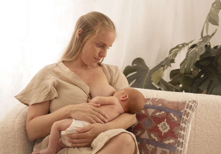 Documentalisme familiar. Sessió fotos New Born a casa, Girona Costa Brava